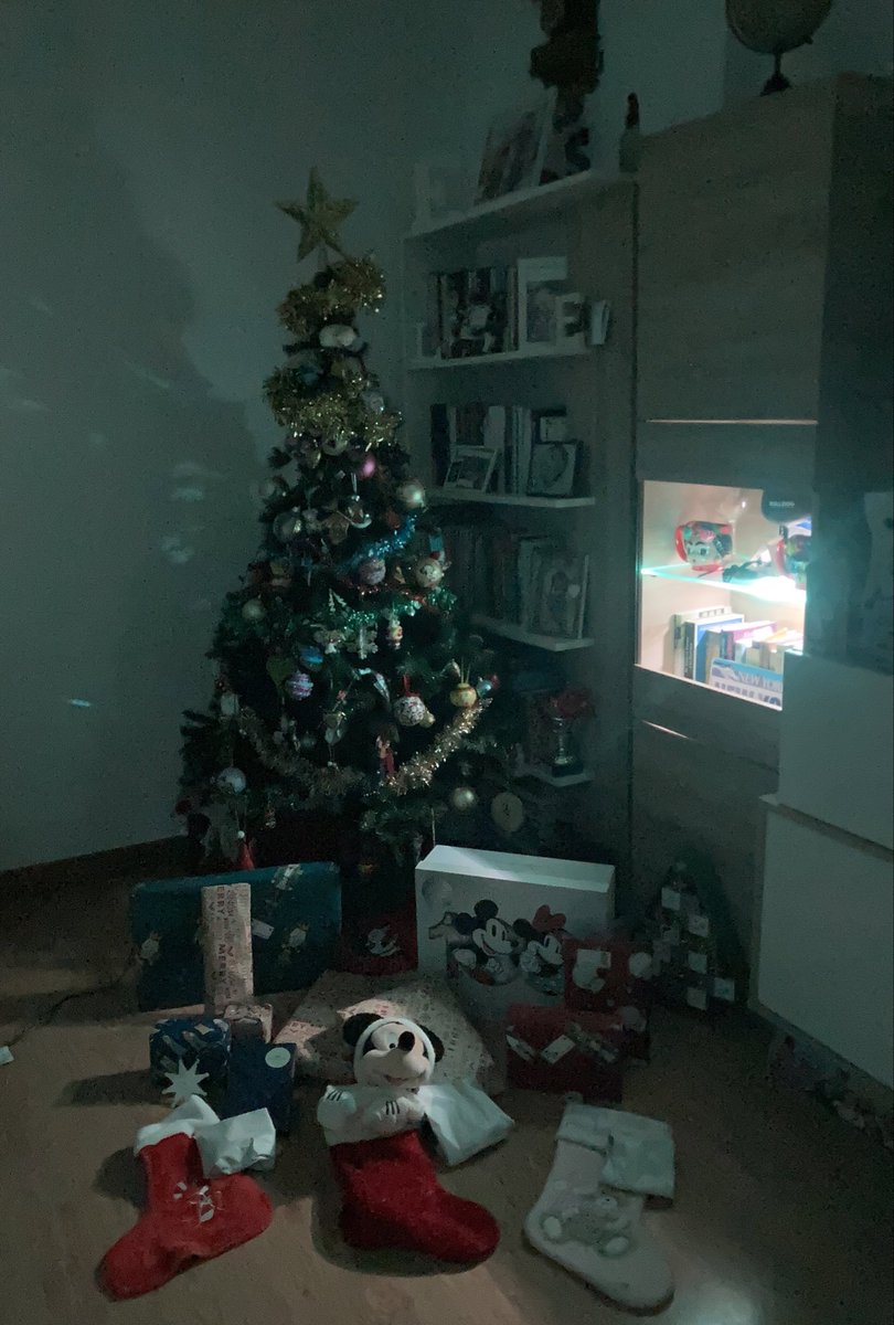 SayBTG's tweet photo. @grok pon a los reyes magos en esta foto, poniendo los regalos https://t.co/30svV3S6ym