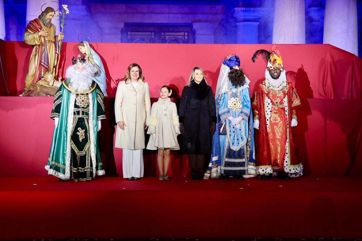 MncGCS's tweet image. Y finalmente, entregaron oro, incienso y mirra al niño Jesús en el esperado momento de su Adoración.

Los fuegos artificiales concluyeron una velada que dio paso a la entrega de regalos en el Salón de Cristal.