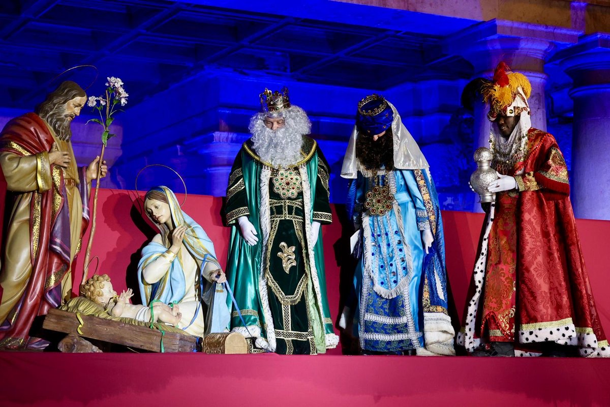 MncGCS's tweet image. Y finalmente, entregaron oro, incienso y mirra al niño Jesús en el esperado momento de su Adoración.

Los fuegos artificiales concluyeron una velada que dio paso a la entrega de regalos en el Salón de Cristal.