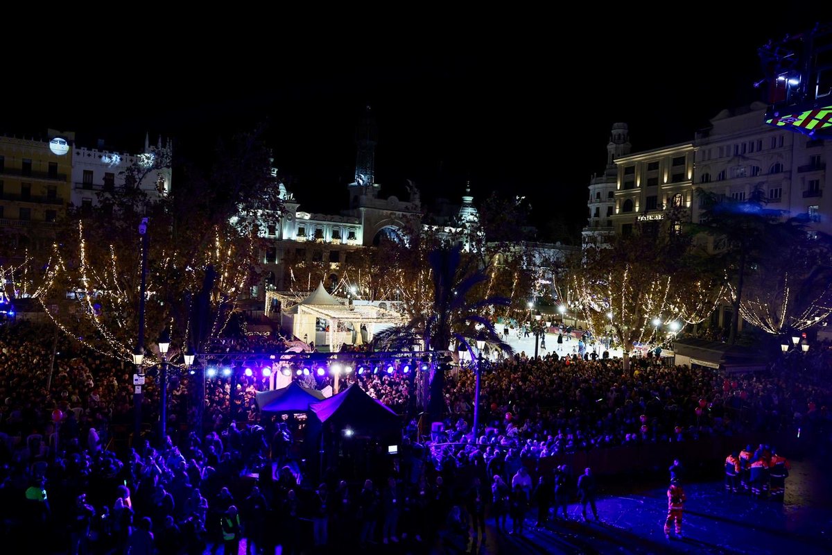 MncGCS's tweet image. Y finalmente, entregaron oro, incienso y mirra al niño Jesús en el esperado momento de su Adoración.

Los fuegos artificiales concluyeron una velada que dio paso a la entrega de regalos en el Salón de Cristal.