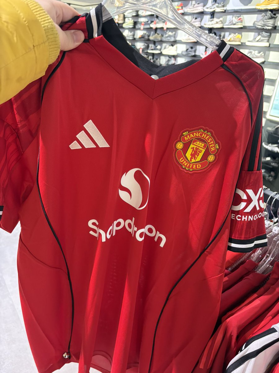 👹 Win an official Manchester United jersey!
If Cunha scores a ⚽️ hat-trick vs Burnley, I’ll buy this beautiful £99 shirt and give it away to one lucky retweeter.