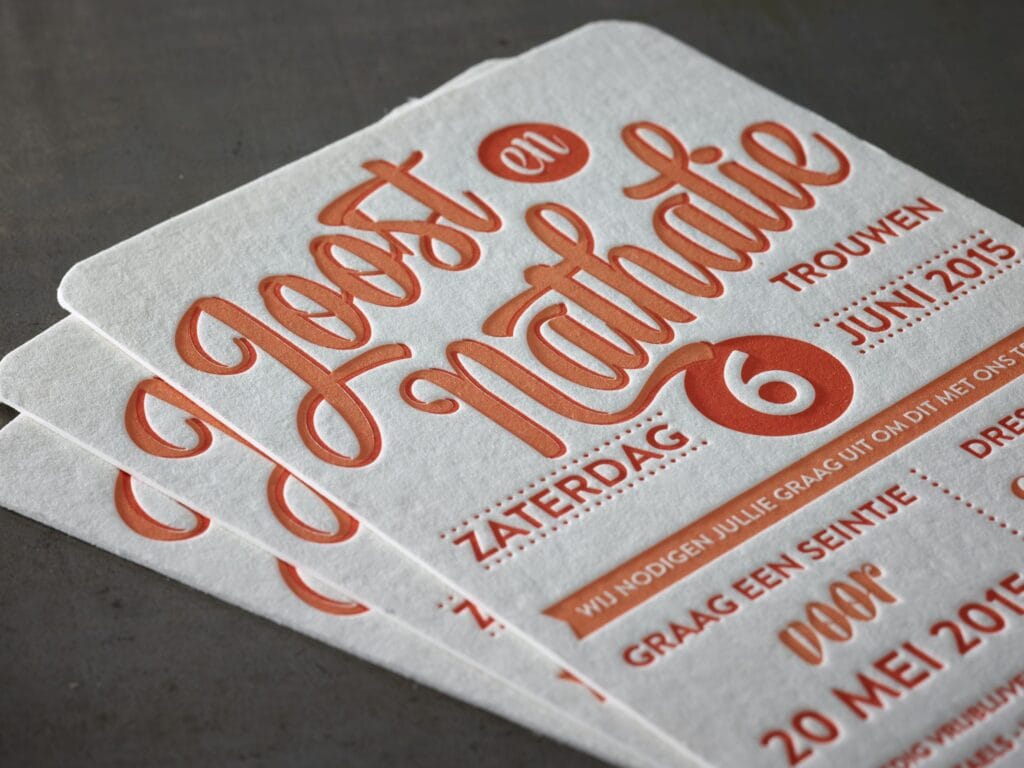 El letterpress (impresión tipográfica o impresión en relieve) volvió con fuerza: no por volumen, sino por lujo y textura. 😍