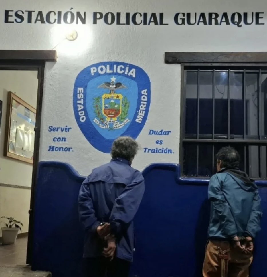 Dos humildes agricultores de Guaraque #Mérida, de 64 y 65 años, fueron detenidos tras celebrar la captura de Maduro.
No estaban robando.
Solo expresaban lo que pensaban.
Castigar la opinión sigue siendo política de Estado en Venezuela.  Libertad para todos los presos politicos!