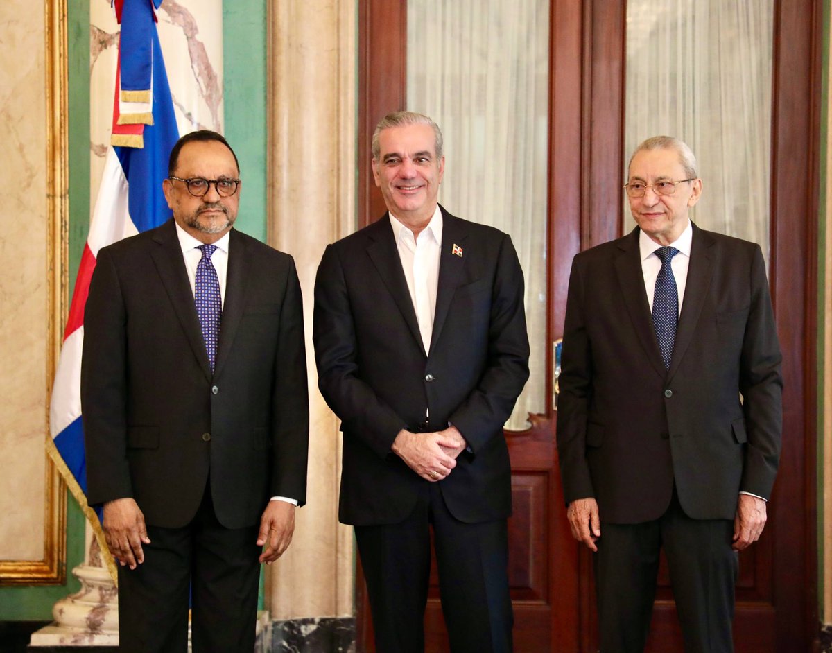 dpprdo's tweet photo. El presidente @LuisAbinader juramentó a @AntolianoPR como ministro de Justicia y a @jorgesuberoisa como consultor jurídico del Poder Ejecutivo.

🔗 Amplía en https://t.co/dlx9bzNfox https://t.co/QwPbRGueN8