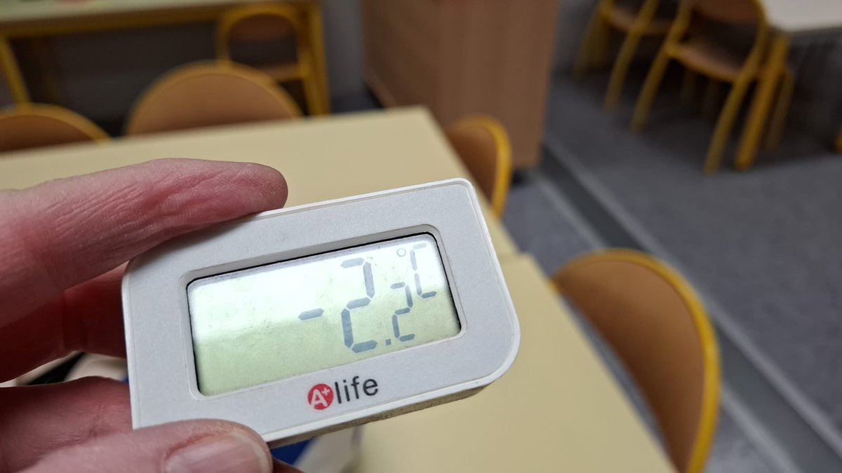 Voilà la température hier matin à l’école Paul Vaillant Couturier à Clichy-Sous-Bois.
Ce matin à 10h, dans la même école, il n’y avait toujours pas d’eau…
Rien n’a été anticipé par ceux dont c’est la responsabilité.
L’Éducation Nationale, la mairie doivent apporter des réponses