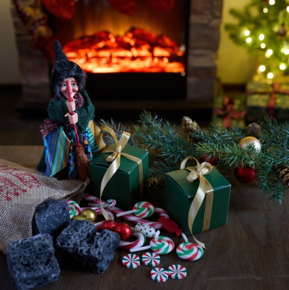 learnitalianpod's tweet image. La Befana is here! 🧹✨ Sweets or coal? 🍬🖤
Epiphany in Italy 🇮🇹  🧹♥️
L’Epifania tutte le feste porta via.  (The Epiphany marks the official end of the holiday season.) #LaBefana #EpiphanyInItaly #ItalianTraditions