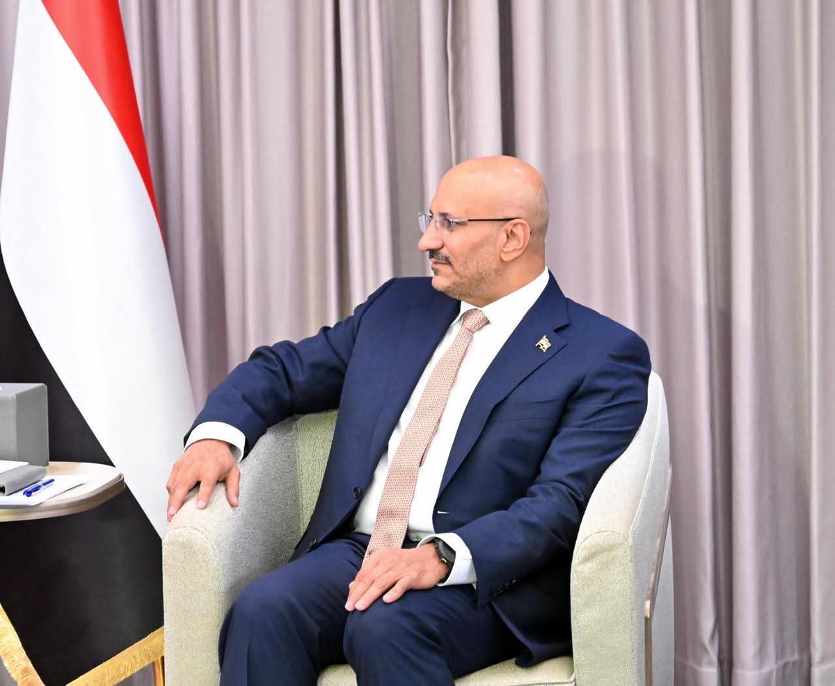 آخرك: غرفة بفندق، وعلم بالخلفية، وكاميرا تلتقط لك صور معا هذا وذلك.

تدخل الحمام بتصريح ولا بدون يافندم !؟