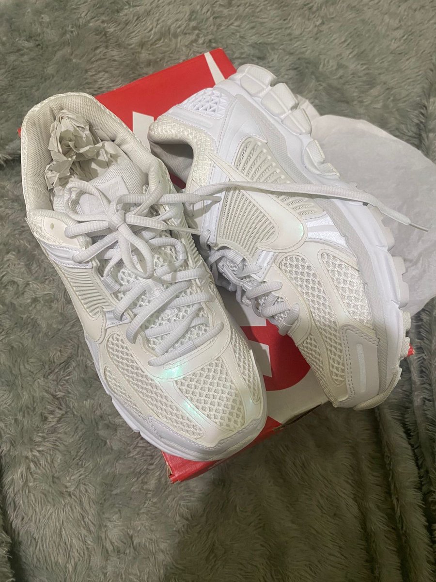 Prsnalone's tweet photo. @tirta_cipeng kak nitip jual vomero 5 ya.
Nike vomero 5 
masi baru belum pernah dipakai sama sekali. kondisi 10/10.
original 100% beli langsung dari footlocker ada bukti struke nya.
Harga beli 2.500.000
‼️Harga jual 1.850.000‼️ https://t.co/6fYCZdFKCI