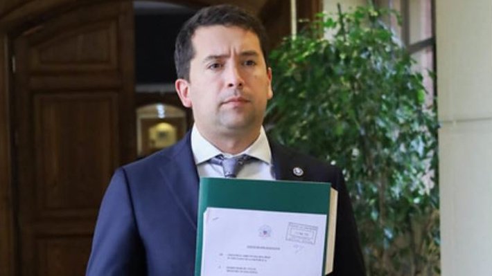 Diputado Cristián Araya es un diputado corrupto, recibió coimas millonarias del conservador Sergio Yáber. Ahora lo acusan d postergar deliberada% el proyecto q levanta el secreto bancario, lleva 17 sesiones haciendo lo mismo. Por algo será, no quiere q investiguen su indecencia..