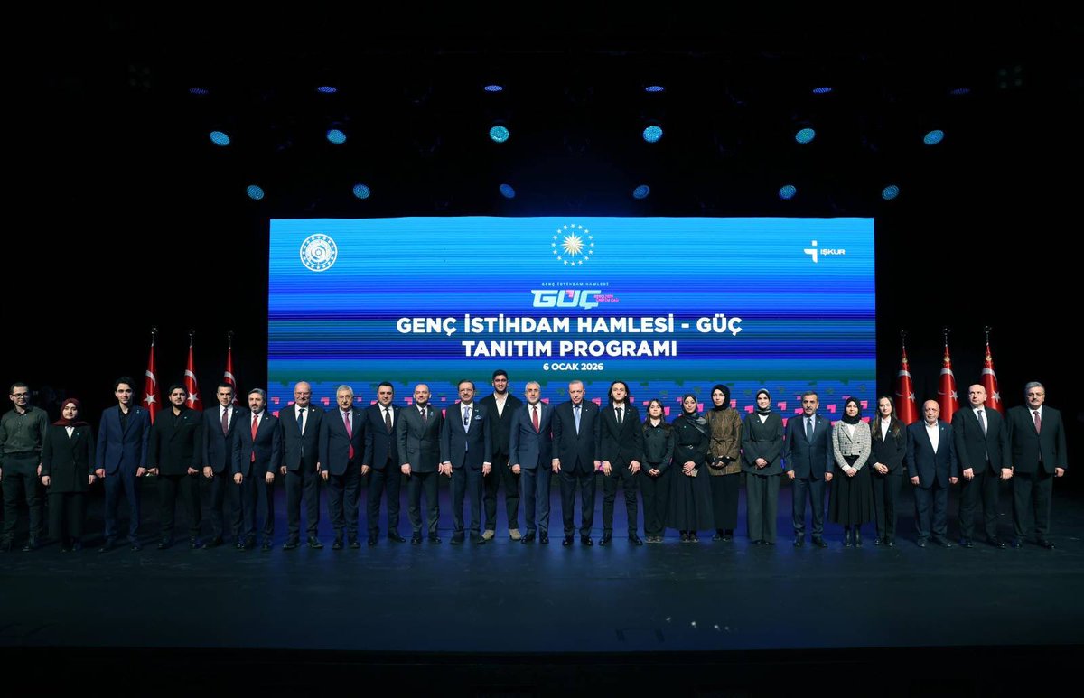 burhanduran's tweet photo. Cumhurbaşkanımız Sayın Recep Tayyip Erdoğan, Genç İstihdam Hamlesi: GÜÇ Tanıtım Programı’nda yaptığı konuşmada, Türkiye’nin kalkınma vizyonunun merkezine gençleri koyan güçlü mesajlar verdi.

Türkiye’nin üretim, istihdam, yatırım ve ihracat ekseninde büyüyen ekonomisini gençlerin dinamizmiyle taçlandıracak bu vizyon, “emek, adalet ve fırsat eşitliği” ilkeleri üzerine inşa edilmektedir.

Gençlerin potansiyelini ülkemizin üretim ve kalkınma sürecine dâhil etmeyi hedefleyen bu stratejik yaklaşım, sadece bugünün ihtiyaçlarına değil, geleceğin güçlü Türkiye’sini inşa etme iradesine de ayna tutmaktadır.

Sayın Cumhurbaşkanımızın liderliğinde, gençlerimizin bilgi, beceri ve enerjisinin ülkemizin büyüme hamlesinin en önemli unsurlarından biri haline getirilmesi amaçlanmaktadır.

Sayın Cumhurbaşkanımızın açıklamalarından: 

“Ekonomideki hedeflerimize gençlerimizle birlikte yürüyoruz. Türkiye’nin 23 yıldır devam eden kalkınma maratonu bütün hızıyla sürüyor.

Beş temel destek alanını kapsayan Gençliğin Üretim Çağı Programı ile her gencimizin yeteneklerini geliştirebildiği, kabiliyetlerini iş gücü piyasasına aktarabildiği, meslek hayatına başlarken devletini yanında hissettiği bir sistem kurmayı hedefliyoruz. 

Güç Programı ile staj imkanlarından beceri kazandırmaya, mesleki yönlendirmeden ücret desteklerine, eğitim ve istihdamda yer almayan gençlerimize yönelik yenilikçi modellere kadar çok geniş bir yelpazede gençlerimize ve işverenlerimize yeni destekler sunacağız.

Güç Programımız kapsamında ilk adımı staj destekleri ile atıyoruz. Staj destekleri ile gençlerimizin eğitimleri sürerken iş gücü piyasasıyla tanışmasını ve mezuniyet sonrası istihdamı kolaylaştırmayı amaçlıyoruz. 

Ulusal Staj Programı’nı İŞKUR’un uhdesine devrettik ve mevcut staj portalı ile birleştirdik. Aynı şekilde 10’dan fazla çalışanı olan kamu ve özel sektör işletmelerindeki stajyer çalıştırma yükümlülüğünü titizlikle uygulayacağız.

Aktif iş gücü programlarından yararlanan işletmelere de en az yüzde 10 oranında stajyer alma zorunluluğu getiriyoruz.

Staj döneminde gençlerimizin ücret ve prim maliyetlerini desteklemeye devam edeceğiz.

Staj desteklerimize önümüzdeki 3 yıl için toplam 27 milyar liralık bütçe ayırdık. 800 bin gencimizin daha staj süreçlerine devlet olarak inşallah destek sunacağız. Staj başvurularını bugün itibarıyla İŞKUR üzerinden almaya başlıyoruz.

(Güç Programı) Önümüzdeki 3 yılda 3 milyondan fazla gencimizi istihdama kazandıracak 445 milyar liralık devasa bir kaynağı bu programa tahsis edeceğiz.”