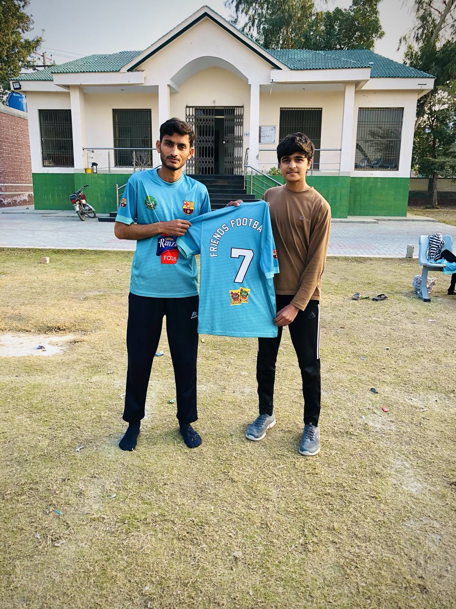 MRASHIDALIIQBA3's tweet photo. Day 4 until Ali Bhai @aliktareen gift a football shoes 
#bbvipks4 #conformitygate #TresGracas #paobc #سبيس https://t.co/a7BbHfej0S