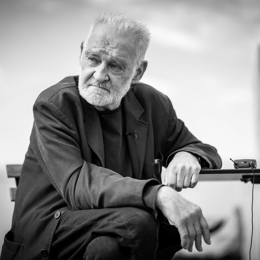 Filmaffinity's tweet photo. Fallece el director húngaro Béla Tarr a los 70 años, uno de los nombres de referencia del cine europeo con obras tan importantes como "Sátántangó", "Armonías de Werckmeister" o "El caballo de Turín" https://t.co/c3R8V9lD1Z https://t.co/3gp1YbsnsI