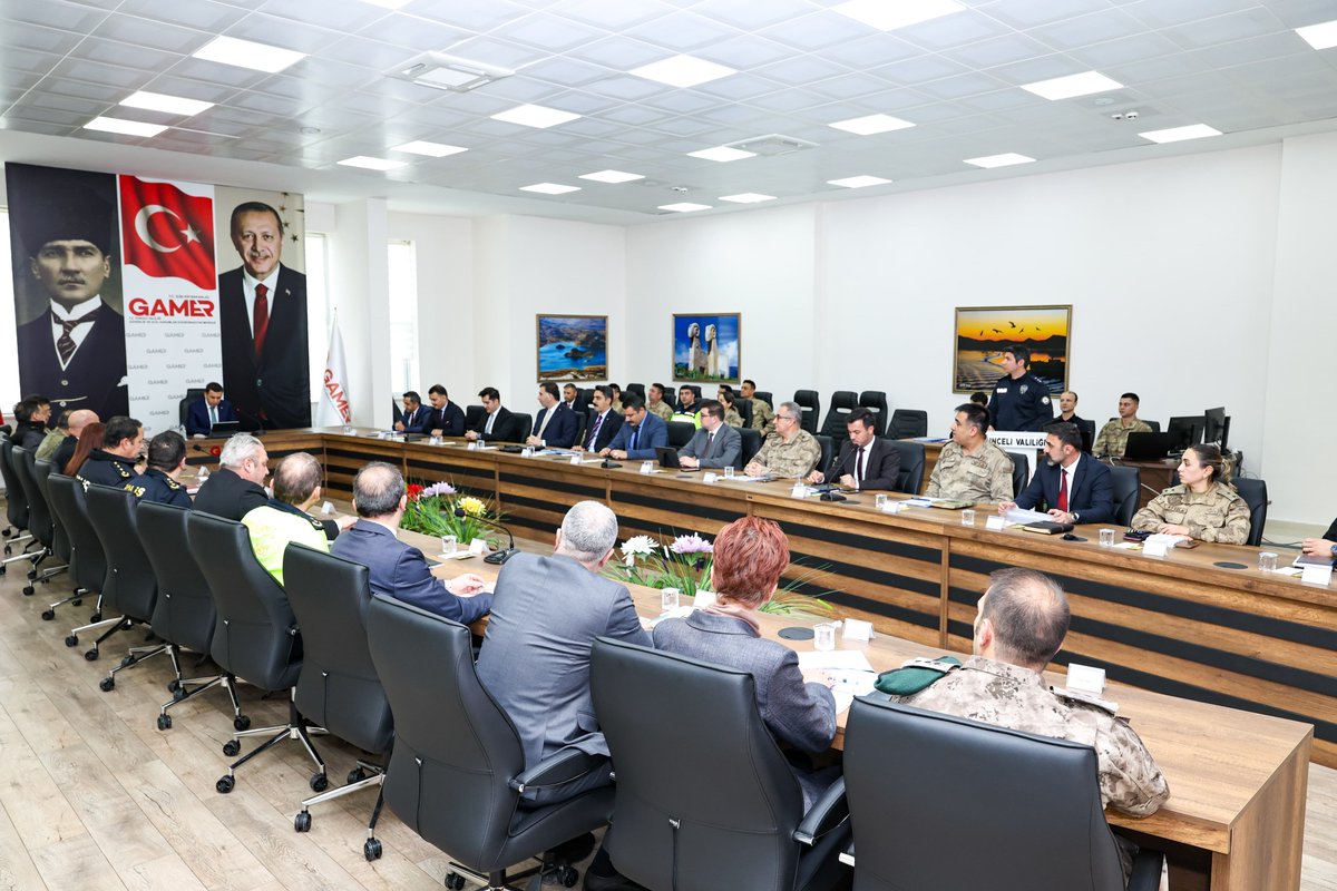 TunceliValiligi's tweet photo. 📌 Valimiz Sayın Şefik Aygöl başkanlığında, ilgili kurum temsilcilerinin katılımıyla Genişletilmiş Asayiş Toplantısı gerçekleştirildi.

🚩 Toplantıda; il genelinde huzur ve güven ortamının korunmasına yönelik yürütülen çalışmalar değerlendirilirken, mevcut asayiş durumu ile 2026 yılına yönelik güvenlik tedbirleri ele alındı.

@sefikaygol
@TC_icisleri