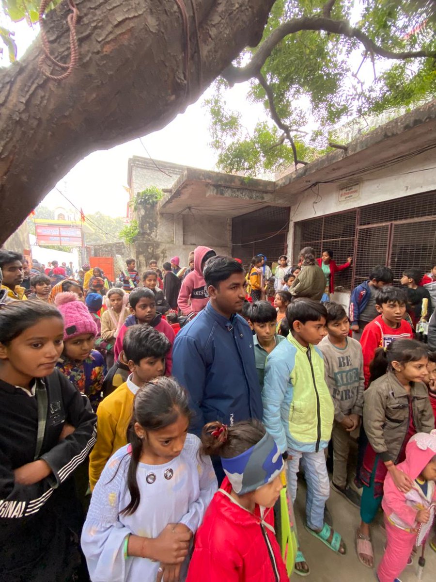 TryambakBJP's tweet photo. आज अखिल भारतीय विद्वत् महासभा, गोरखपुर द्वारा आयोजित खेल सामग्री वितरण समारोह में सहभागिता का अवसर प्राप्त हुआ।

इस अवसर पर क्षेत्रीय उपाध्यक्ष श्री संजीव राय जी, प्रदेश के सहसंयोजक श्री श्रवण पाण्डेय जी, पूर्व मेयर डॉ. सत्या पाण्डेय जी, श्री भास्कर मणि त्रिपाठी जी, पं. देवेंद्र प्रताप मिश्र जी, श्री जितेंद्र कुमार अग्रहरी जी, वरिष्ठ कार्यकारिणी सदस्य पं. प्रमोद द्विवेदी ज���, प्रधानाचार्य डॉ. घनश्याम पाण्डेय जी, आचार्य श्री कृष्ण कुमार मिश्र जी, आचार्य श्री अरविन्द मिश्र जी, जिला मंत्री किसान मोर्चा श्री कौशलेन्द्र प्रताप सिंह, वरिष्ठ भाजपा नेता डॉ कौशल सिंह जी व श्री त्रिभुवन सिंह जी, अधिवक्ता श्री चैतन्य आनंद मिश्र जी सहित संस्था के अन्य पदाधिकारीगण एवं गणमान्यजन उपस्थित रहे।

यह आयोजन युवाओं में खेल भावना, अनुशासन एवं सर्वांगीण विकास को प्रोत्साहित करने की दिशा में एक सराहनीय पहल है।