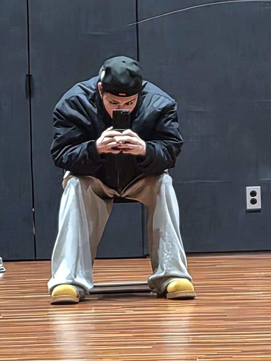 bluubisous's tweet image. pov: update ng bf mong chinito na may dimples na soft spoken, mabango, golden retriever coded at POGI