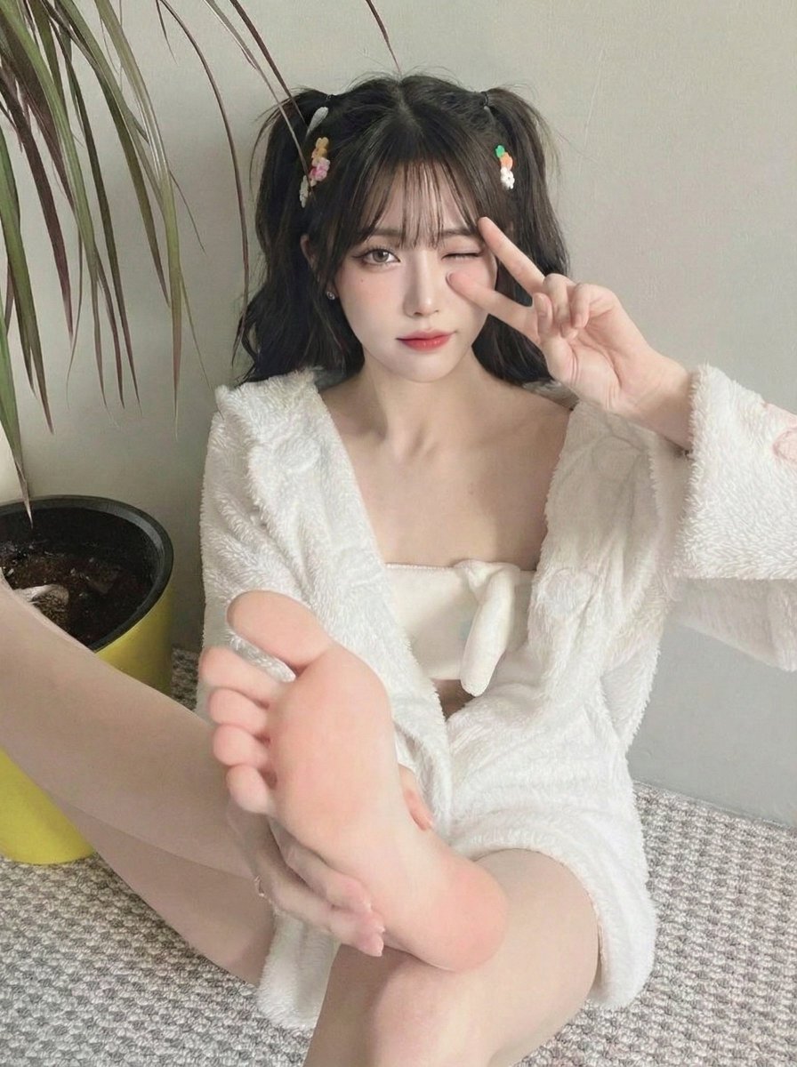 heileyprincess's tweet photo. reply to this post with a 👅 if I should post my feet more. https://t.co/mfrnMwp14H