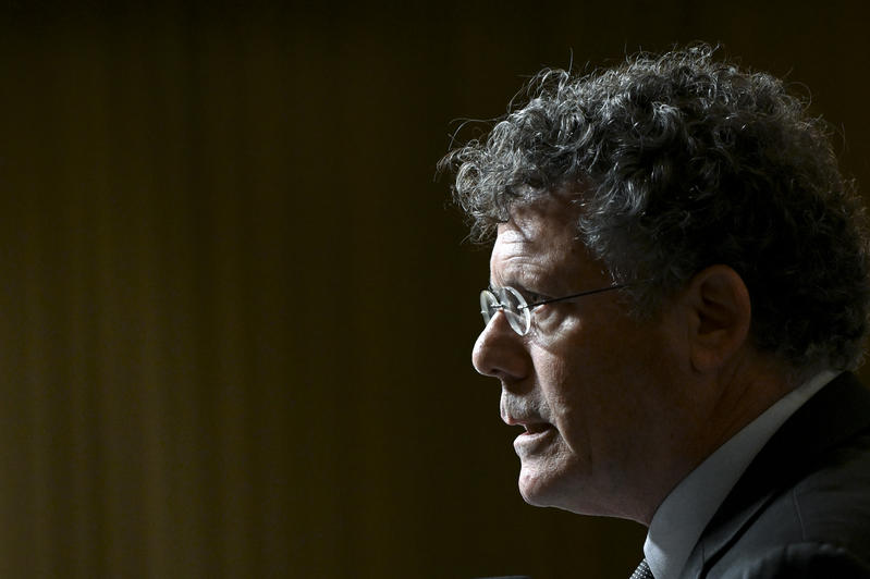 הסיפור שמטריף את הרשת

השופט יצחק עמית הורה לאלמנה ויתומים לשלם לערבי ששיקר - כמעט מיליון וחצי שקלים | אב המשפחה לא עמד בלחץ ונפטר, האלמנה מכרה את בית המשפחה

ערבי מיו"ש תבע את מעסיקו לשעבר עם מסכת שקרים ותואנות שווא שהוכחו על ידי חוקר פרטי, אבל השופט יצחק עמית לא רצה אפילו לעיין