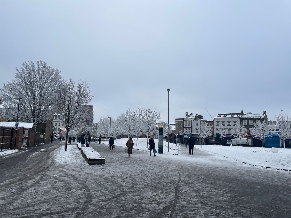 Royal_Greenwich's tweet photo. With the UK’s amber weather alert extended, we’ve got the latest on staying well, warm and travelling across the borough. ❄️

From gritting routes to support for the vulnerable, it’s all here 👉 https://t.co/yWupZ1BMtu https://t.co/plDpjPO7Qe