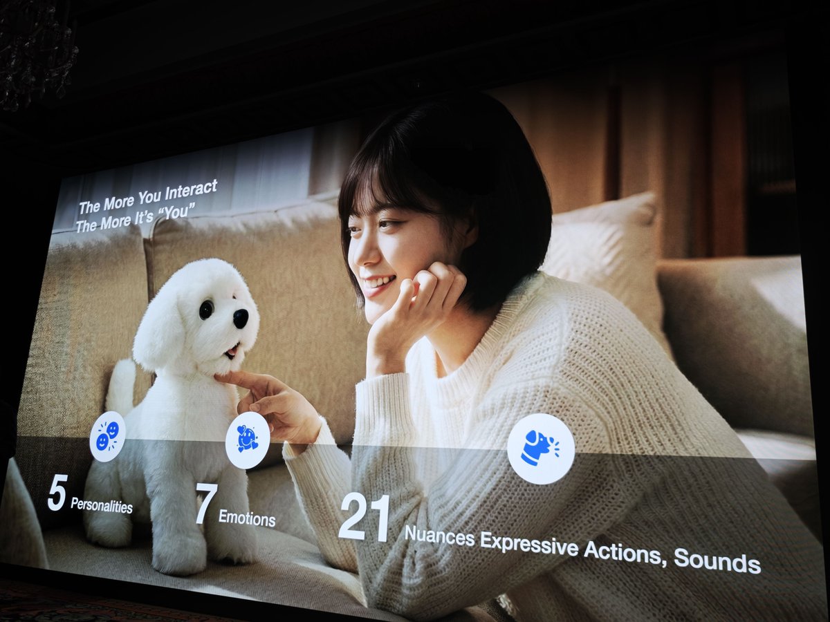 UX_Tech_FR's tweet photo. Family Bot : le robot compagnon selon Ecovacs 🐾🤖
Robot émotionnel et interactif | Capteurs + IA conversationnelle | 21 expressions gestuelles et sonores | Interaction avec la famille et les animaux | Sortie prévue au printemps
#Ecovacs #CES2026 #RobotCompagnon #AI #UxTech https://t.co/9oj3aKxKE8
