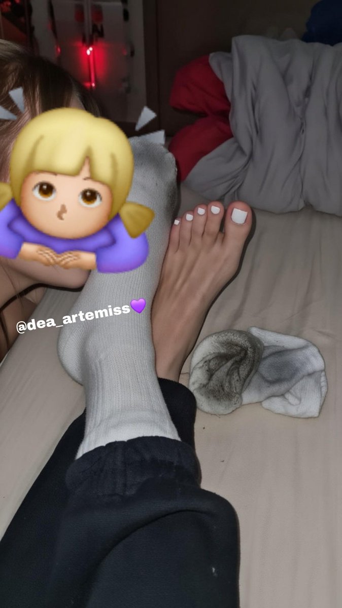 New femsub at my stinky princess feet 😈💅