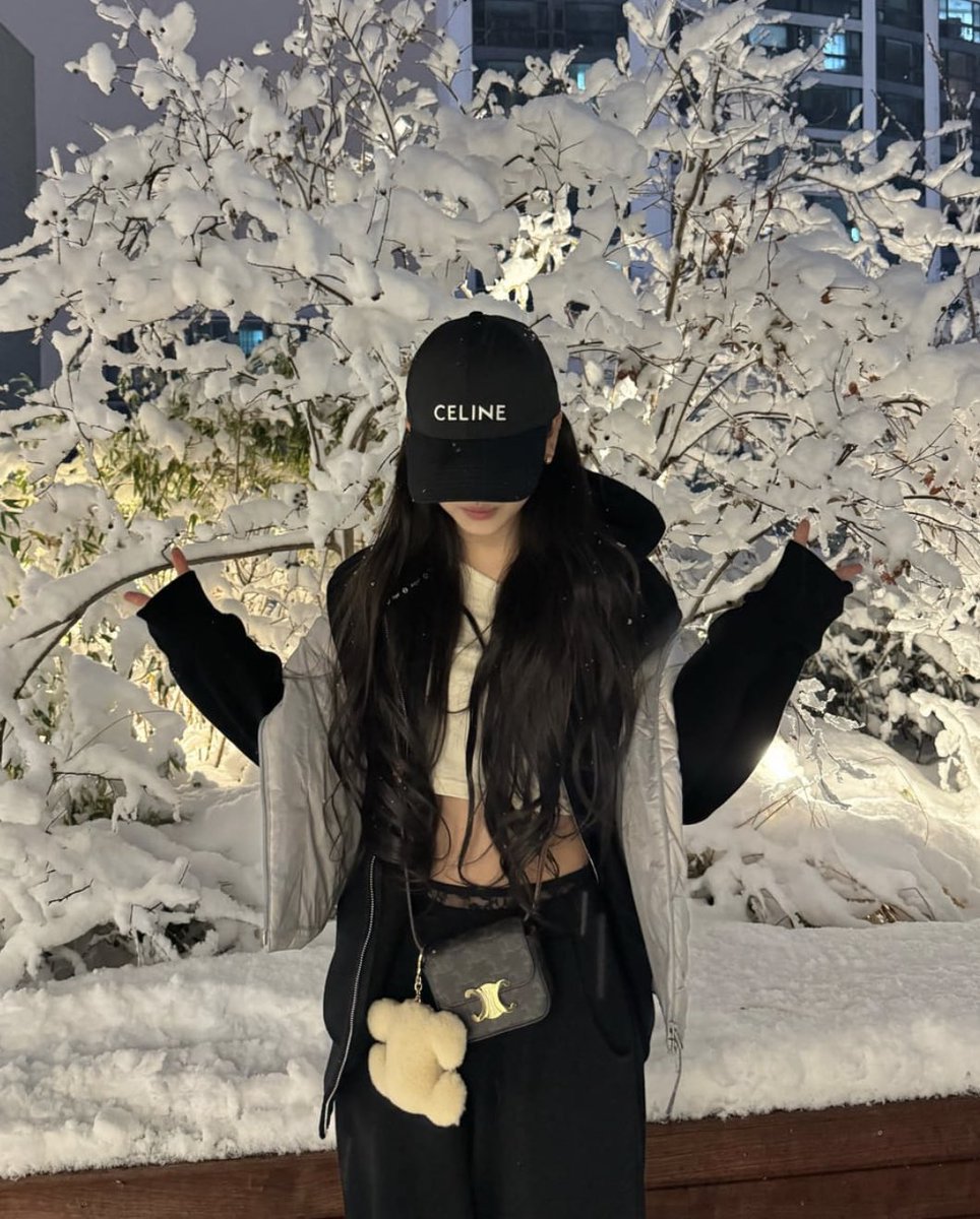 annarated's tweet image. anna is so girlfriend coded