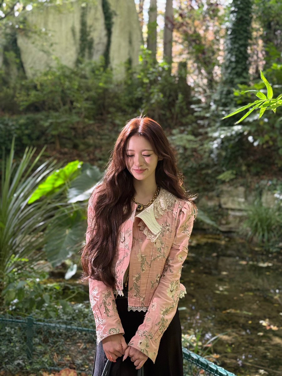 annarated's tweet image. anna is so girlfriend coded