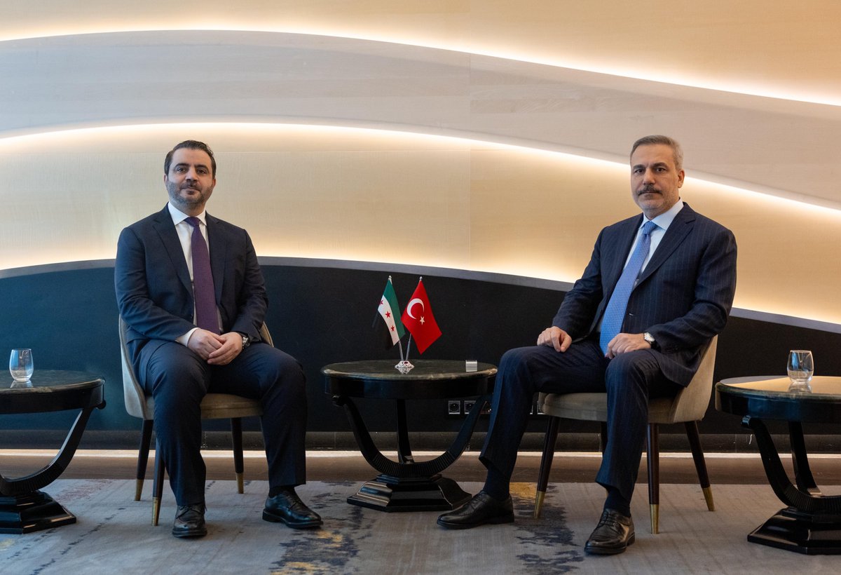 Bakanımız <a href="/HakanFidan/">Hakan Fidan</a>, Sayın Cumhurbaşkanımızı temsilen katıldığı Ukrayna konulu Gönüllüler Koalisyonu Liderler Zirvesi vesilesiyle bulunduğu Paris’te, Suriye Dışişleri Bakanı Esad Hasan Şeybani ile biraraya geldi.