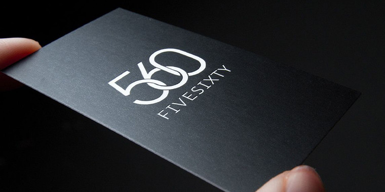 El acabado “soft touch” se siente increíble, pero puede marcar huellas: úsalo con intención. 😎