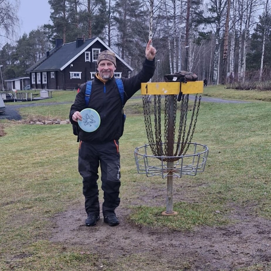 DiscFans07's tweet photo. Tänään pelattiin Vuorelan kentillä Itsenäisyyspäivän parikisat, joissa pelimuotona oli tough shot.

@disc.golf07 

#DiscGolfUSA #USDGC #AmericanDiscGolf #USADiscGolf #DiscGolfAmerica #DiscGolfLifeUSA #DiscGolf #DiscGolfLife #DiscGolfDaily #DiscGolfCommunity #DiscGolfVibes https://t.co/cF4g1FX17u