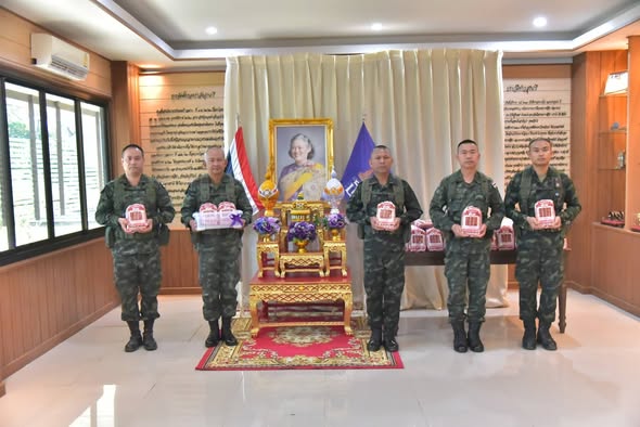 ✨ สมเด็จพระกนิษฐาธิราชเจ้า กรมสมเด็จพระเทพรัตนราชสุดา ฯ พระราชทานอาหารแห้ง “กุนเชียงหมู–กุนเชียงไก่” แก่กองกำลังสุรนารี จำนวน 400 กิโลกรัม
เพื่อเป็นขวัญและกำลังใจแก่กำลังพลป้องกันชายแดน 🙏

#พระมหากรุณาธิคุณ #สมเด็จพระกนิษฐาธิราชเจ้า #กองกำลังสุรนารี #ทหารชายแดน