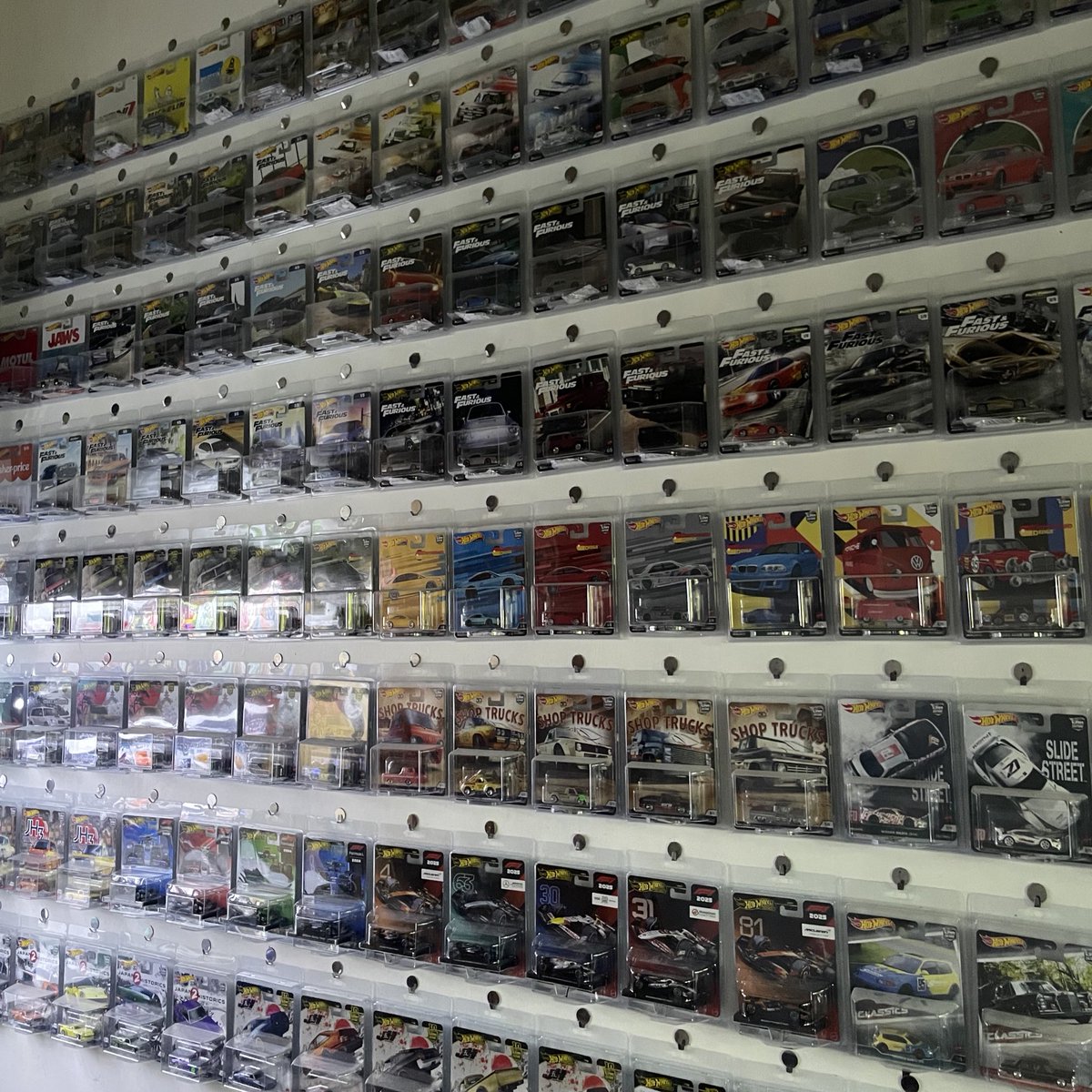 dinobinfinity's tweet image. cek garasi.