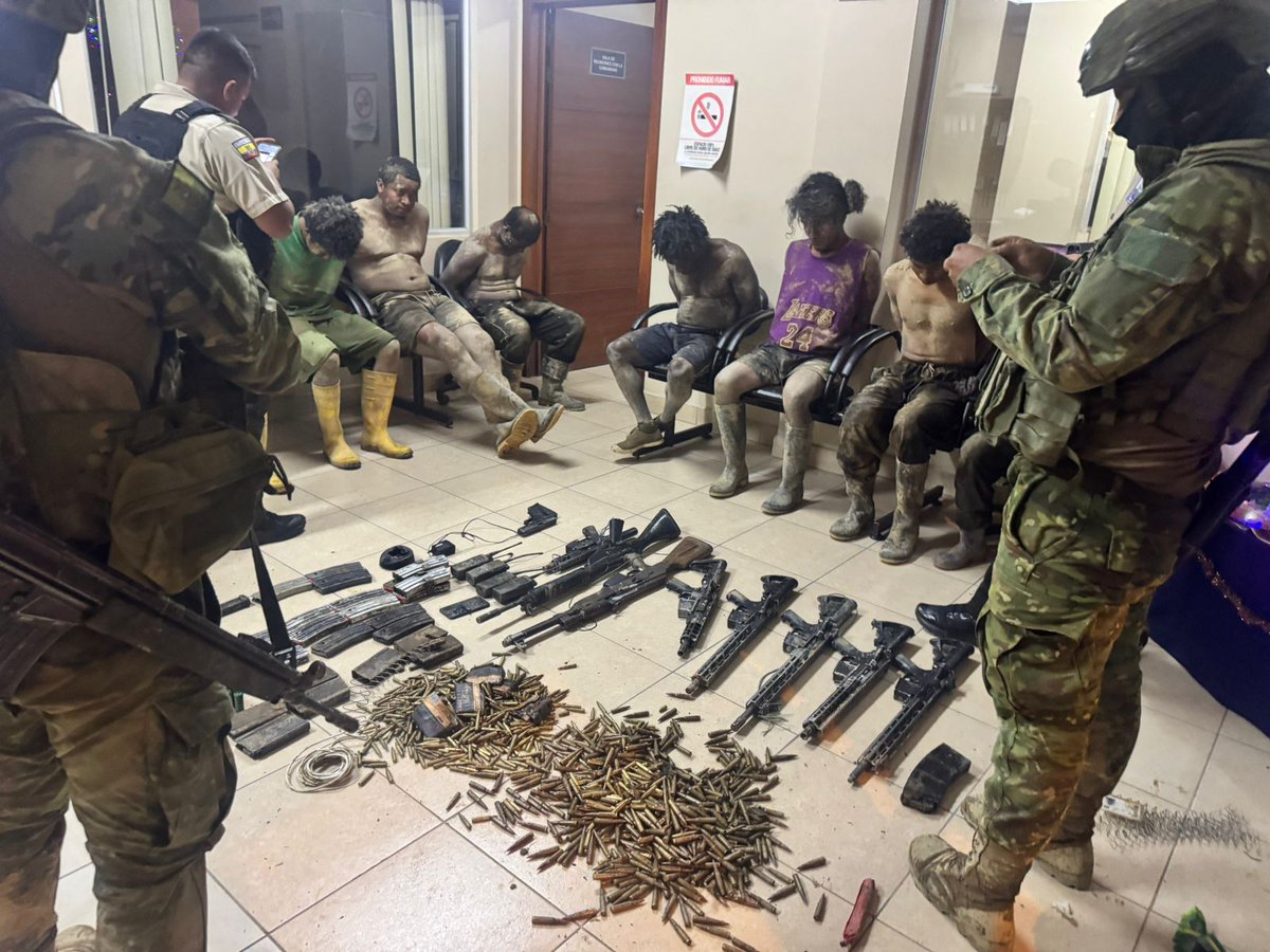 FFAAECUADOR's tweet photo. #Azuay || Las Fuerzas Armadas del Ecuador ejecutaron una operación militar contra la minería ilegal en el sector La Chonta, cantón Pucará, como parte de las acciones permanentes orientadas a proteger los recursos naturales, fortalecer el control territorial y prevenir actividades ilícitas que afectan la seguridad y el orden público.
Durante el desarrollo de las tareas de reconocimiento especial y vigilancia, el personal militar localizó y decomisó armamento, municiones y equipos de comunicación presuntamente vinculados a actividades de minería ilegal.
RESULTADOS:
- 07 fusiles
- 01 subametralladora
- 01 pistola glock
- 17 alimentadoras de fusil
- 02 alimentadoras de la sub ametralladora
- 02 alimentadoras de pistola
- Munición 5,56 (numérico por confirmar)
- Municion 9 mm (numérico por confirmar)
- 03 radios motorolas
- 02 terminales móviles.
Esta operación se enmarca en el esfuerzo sostenido del Estado para combatir la minería ilegal, actividad que genera impactos ambientales negativos y constituye una fuente de financiamiento para estructuras delictivas.
Las Fuerzas Armadas del Ecuador ratifican su compromiso de continuar ejecutando operaciones militares firmes y coordinadas, en cumplimiento de su misión constitucional, para salvaguardar la biodiversidad, el patrimonio natural y la seguridad de la población.
#FFAAContigo
#BloqueDeSeguridad
#EcuadorUnaSolaFuerza
