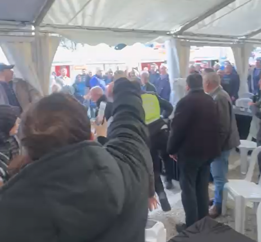 Bursa Büyükşehir Belediye Başkanı Mustafa Bozbey’e saldırı girişimi

Bursa Büyükşehir Belediye Başkanı Mustafa Bozbey'e, Yıldırım ilçesinde konuşma yaptığı esnada saldırıya girişiminde bulunuldu.

lnkd.in/dkVDcQF9

#bursa #mustafabozbey