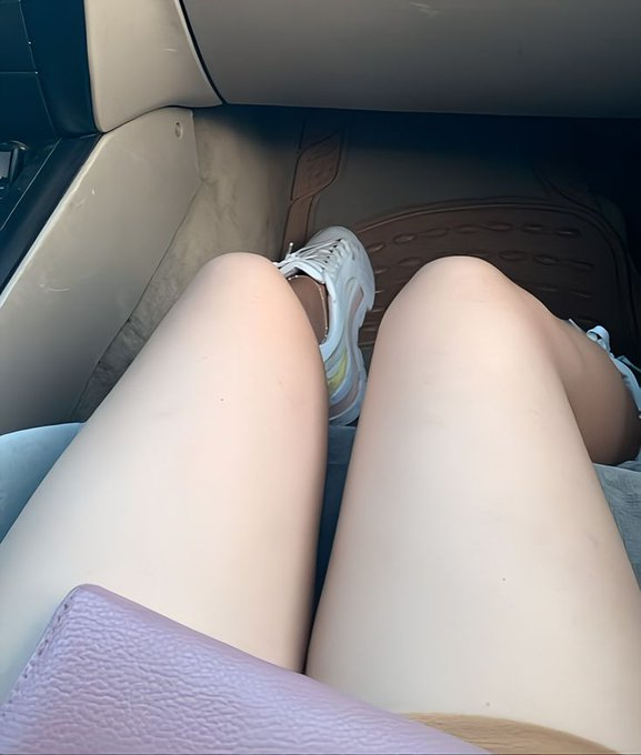 LeonardMel29996's tweet photo. 何歳になってもギャルは足出していいよね…？ https://t.co/4VRKVoovHQ