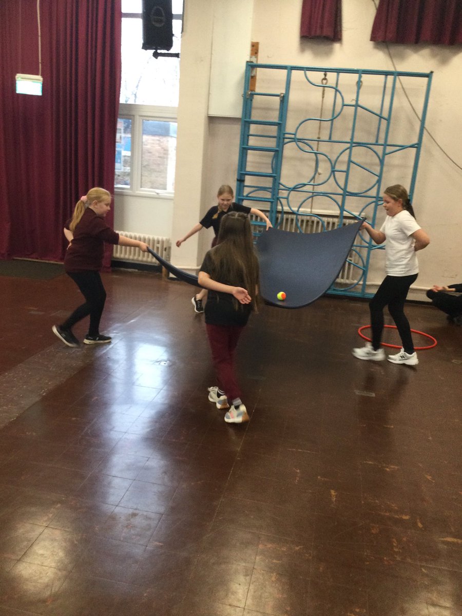 LydiatePrimary1's tweet photo. Team work in oak class #teamwork #OutstandingOak #schoolvalue https://t.co/S3nw0TllbA