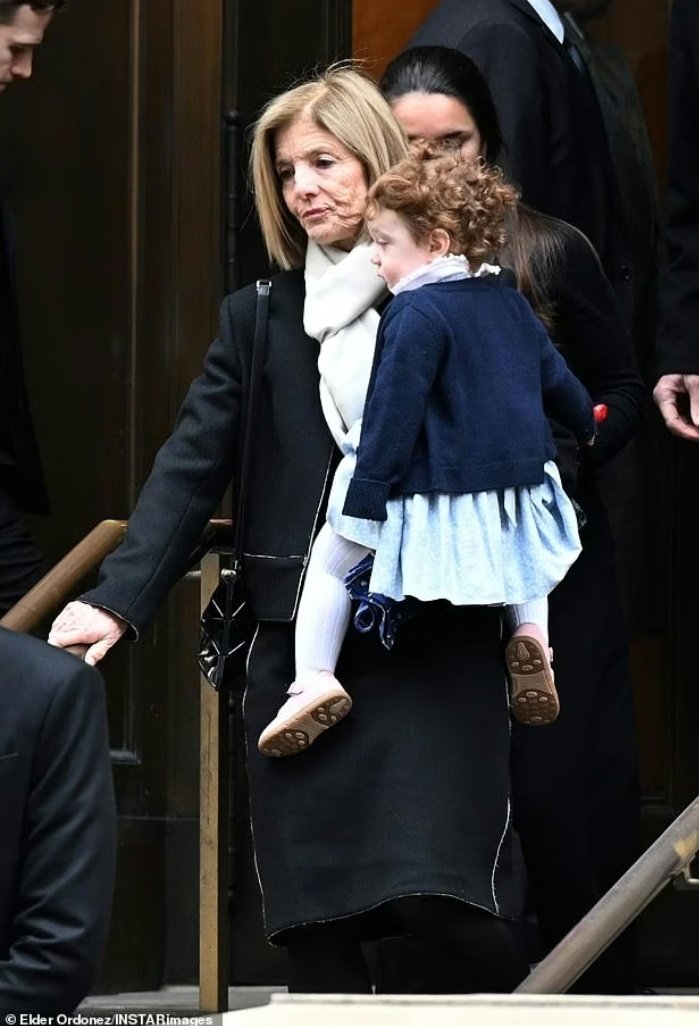 ShakeLS's tweet image. She buried her child and yet she has to be strong for her daughter's children. How much this woman has lost. And she seems so absolutely decent.