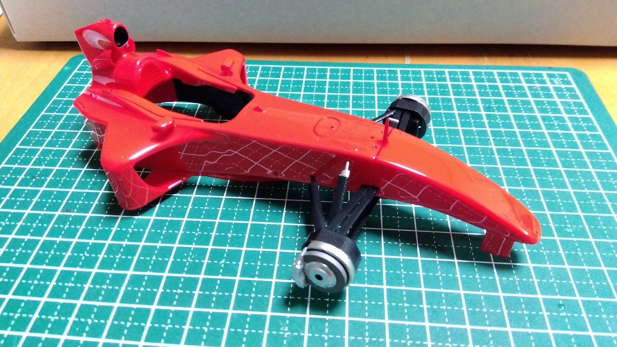 mihaya724's tweet photo. リアセクションに続き、フロントサスにもカーボンデカール貼付け✨
モノコックやカウルへフラットブラックを筆塗りし、フロント周りを組立てF2001らしくなってきました👍

#タミヤ
#F2001 https://t.co/VMRRwvLov4