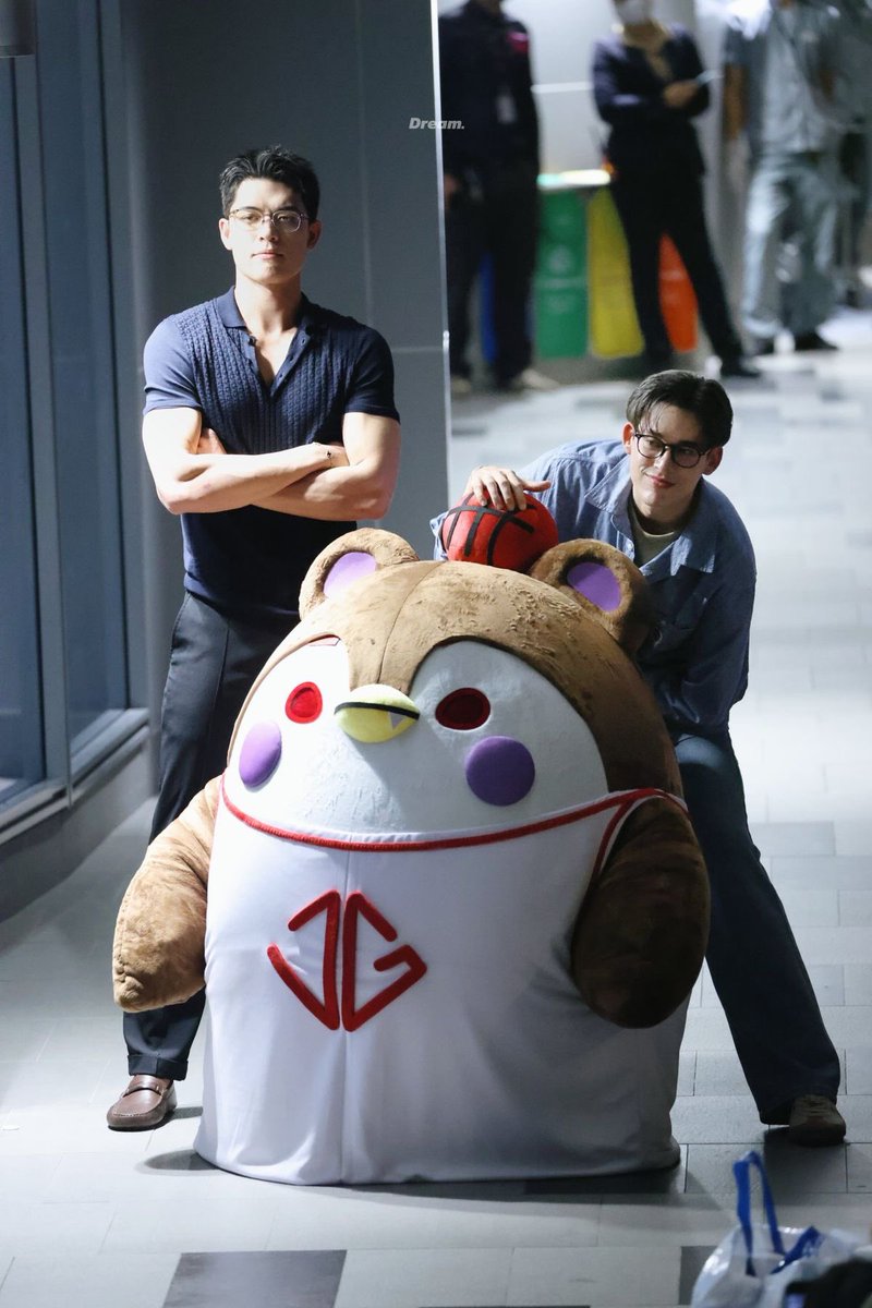 งานสามย่านรอบนี้ ขอให้มีจอสกวินได้มั้ย อยากได้โมเม้นท์รวมพลครอบครัวอีก คิดถึงหลานมากก   🐧🐻 

#jossgawin
#GUINZLY