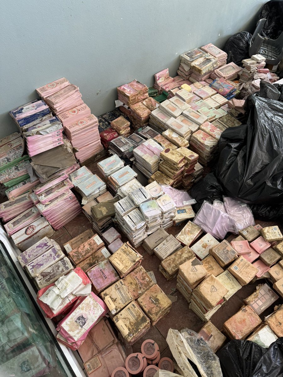 PupPeary_Shop's tweet image. ทิ้งหมดเกลี้ยงงง เสียหายมากกว่า 15 ล้านบาทหลังน้ำท่วมมา ไม่เคยนอนหลับสนิทเลย เป็นแพนิกกับเสียงฝนอีก

#น้ำท่วมหาดใหญ่ #น้ำท่วมหาดใหญ่2568