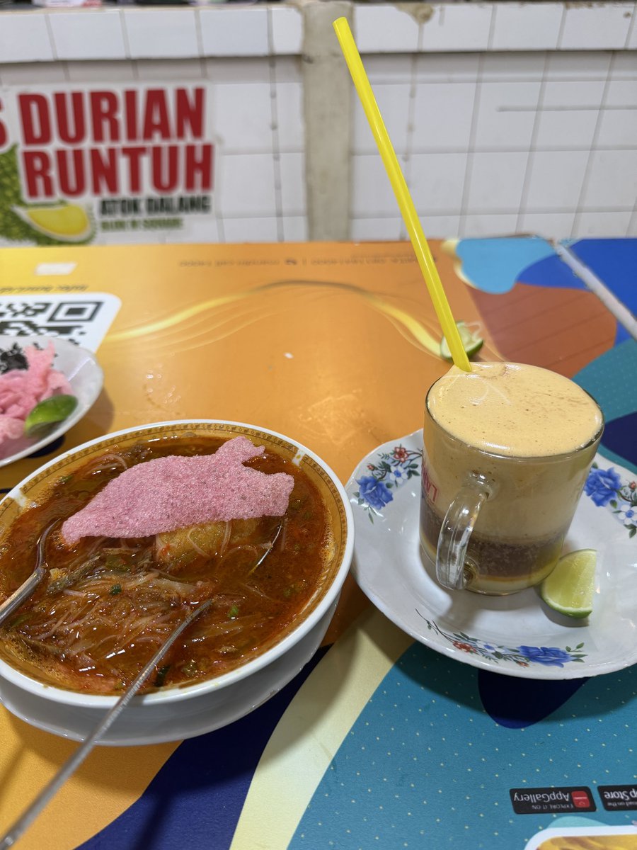 Soto Padang Mak Datuak di basement Blok M ini enak banget. Satu porsi pasti enggak cukup.