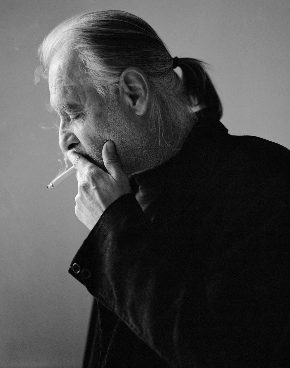 Béla Tarr da göç eylemiş.
Politik çizgisinden taviz vermeyen kıymetli bir yönetmendi ve çok sayıda sinemacı yetiştirdi.
TV için çektiği Macbeth dahil, sadece 10 tane uzun metraj kurmacası vardır.

Karanlık ve gölgeye teslim ettiği filmlerine melankolik ve depresif bir ruh hâli