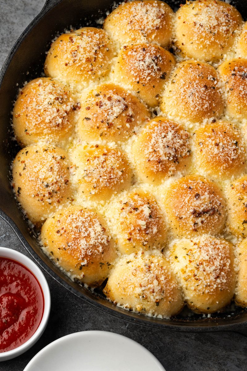 dutchovendaddy's tweet image. 🧄🧀 Get the Recipe: dutchovendaddy.com/garlic-parmesa… 
Warm Garlic Parmesan Pull‑Apart Bread—soft, buttery, and irresistible straight from the skillet.

#GarlicParmesanBread #PullApartBread #CastIronBaking #HomemadeBread #EasyBakingRecipes #SkilletRecipes