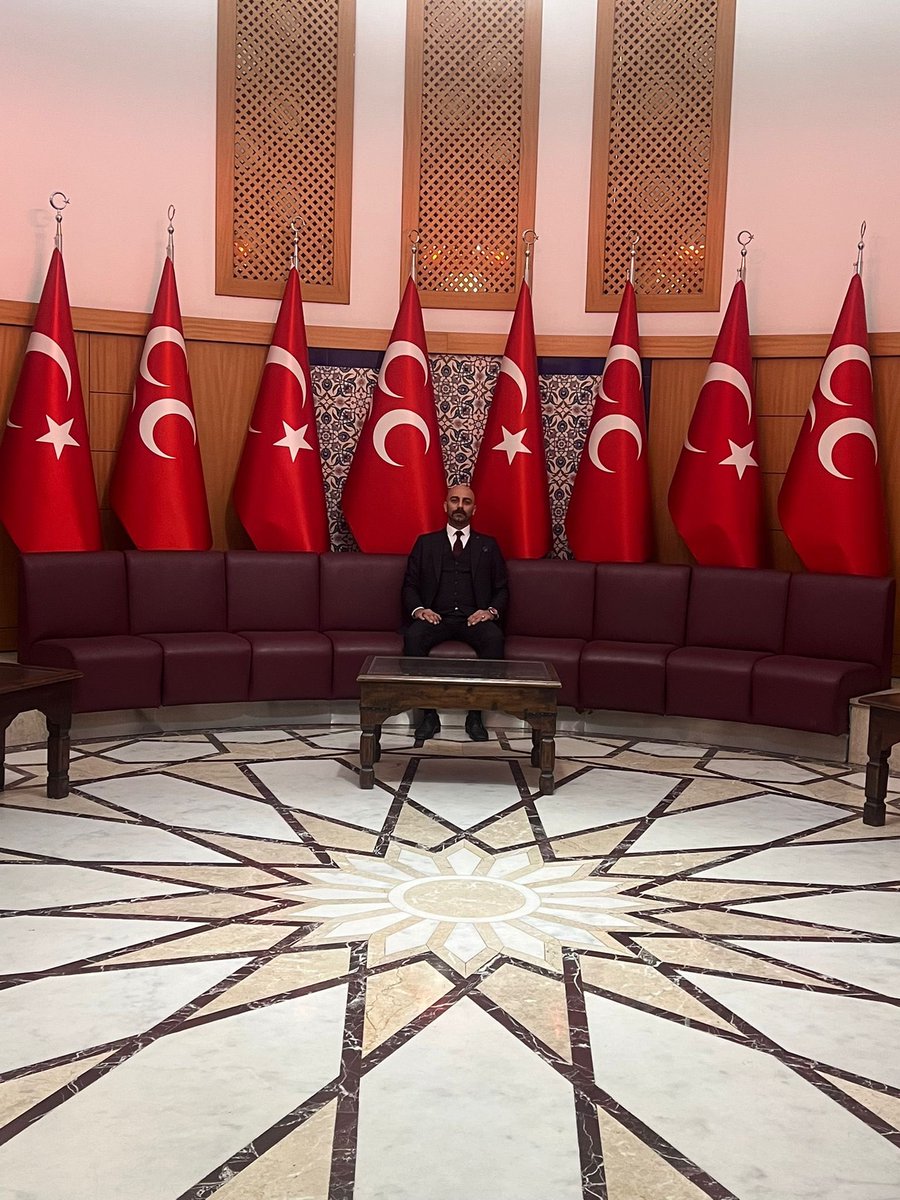 Bu bayrakların gölgesinde bulunmak bir ayrıcalık değil, ağır bir sorumluluktur.
Devlet; makamla değil, temsil edilen irade ve taşınan sorumlulukla anlam kazanır.

Görevler geçicidir; esas olan, millete karşı duyulan sadakat, devlete karşı gösterilen vefadır.