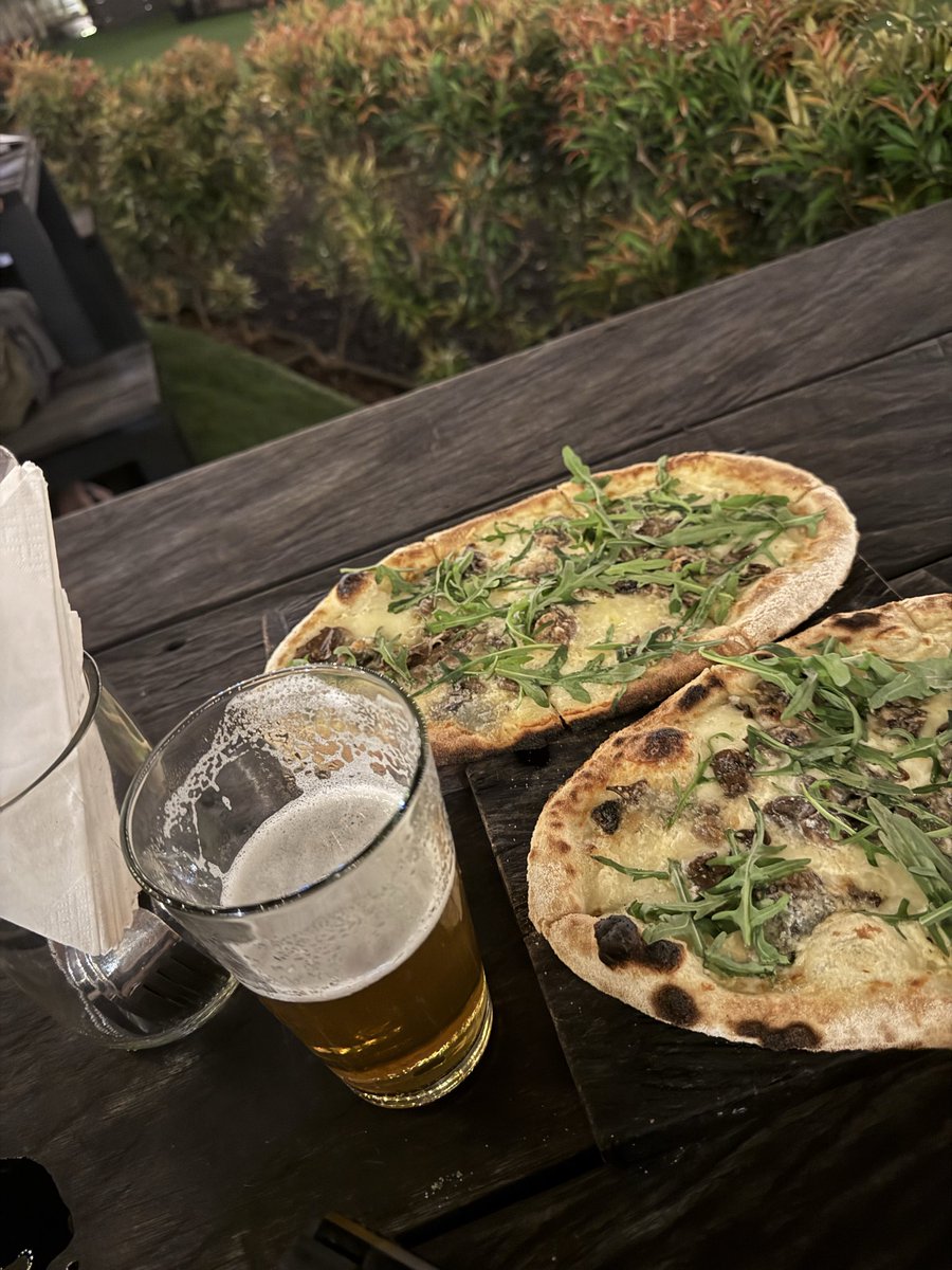 🍕 Wood-fired Pizza: 90k IDR ($5.70) 🍺 Cold Beer: 90k IDR ($5.70)
The "Solid-to-Liquid" price ratio is exactly 1:1. Perfect equilibrium.
Total bill: $11.40. Stress level: 0.