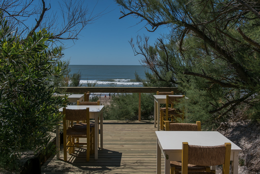 👩‍🍳 El restaurante del Balneario del Viejo Hotel funciona de lunes a lunes de 10 a 19 hs con una propuesta gastronómica ideal para meriendas, almuerzos y comidas ligeras: 
🍽️ ensaladas, platos de pesca y frutos de mar, sándwiches, bebidas y refrescos