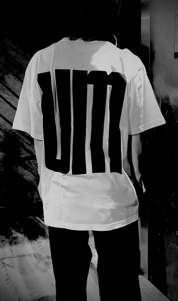 YukiAmano____'s tweet photo. 【umグッズ情報】
1/16(金)池袋手刀イベント「三暗刻」より販売のumオリジナルTシャツです
https://t.co/jpQoVsIv7R

サイズ展開▶︎M/L/XL
厚み▶︎5.6オンス
カラー▶︎ホワイトのみ
価格▶︎¥5,000-
※数量限定
※画像はXL着用時 https://t.co/yHdzrTMaAe