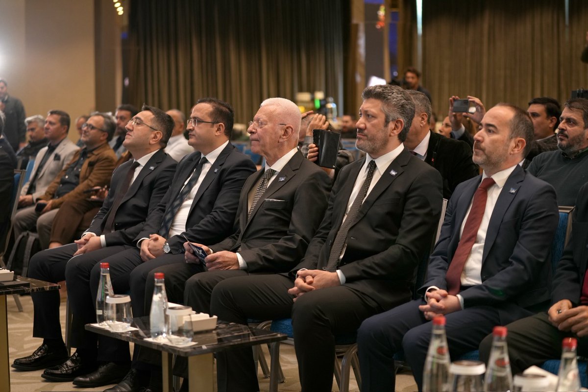 RizeVali's tweet photo. 📍SNX TÜRKİYE Dünya Kar Motosikleti Şampiyonası Rize’de

Uluslararası Motosiklet Federasyonu (FIM) tarafından düzenlenen ve ekstrem sporlar alanında dünyanın en prestijli organizasyonları arasında yer alan SNX TÜRKİYE Dünya Kar Motosikleti Şampiyonası, İlimiz Güneysu ilçesine bağlı  Handüzü Yaylasında gerçekleştirilecek. Farklı ülkelerden seçkin kar motosikleti sporcularını bir araya getiren bu önemli organizasyon, Türkiye’nin uluslararası tanıtımı ve spor turizminin geliştirilmesi açısından büyük önem taşımaktadır.

Gençlik ve Spor Bakanlığı, Rize Valiliği ve Türkiye Motosiklet Federasyonu iş birliğinde organize edilecek olan şampiyona, ülkemizin ev sahipliği yaptığı en nitelikli uluslararası spor organizasyonlarından biri olarak öne çıkacak ve Türkiye’nin ekstrem sporlar alanındaki kapasitesini ve organizasyon yetkinliğini dünya kamuoyuna güçlü bir şekilde yansıtacak.

Sahip olduğu doğal yapısı, iklim koşulları ve güçlü altyapısı ile Rize Handüzü Yaylası, bu prestijli şampiyonaya ev sahipliği yaparak Rize’nin spor turizmindeki marka değerini daha da yukarı taşıyacak.

Toplantıya Vali Yardımcımız Abdullah Kurt, Güneysu Belediye Başkanı Rıfat Özer, Gençlik ve Spor Bakanlığı Uluslararası Organizasyonlar ve Dış İlişkiler Genel Müdürü Ahmet Temurci ile Türkiye Motosiklet Federasyonu Başkanı Mehmet Sadık Vefa katıldı.

@gencliksporbak 
@GSB_Rize 
@MotFed 
@snowcrosstr