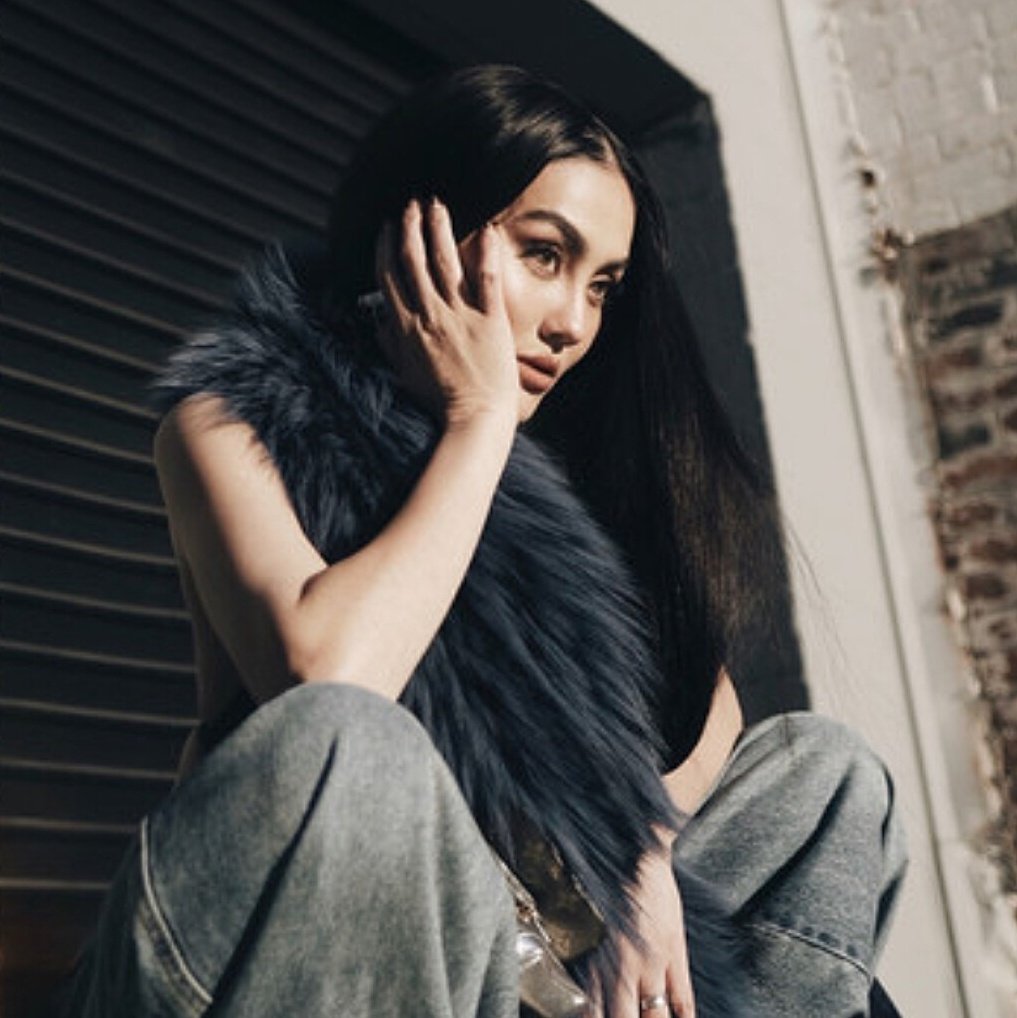 iPopBase's tweet image. Agnez Mo interacts with a fan at the airport:

“Kamu di sini kerjanya? […] semangat ya.”