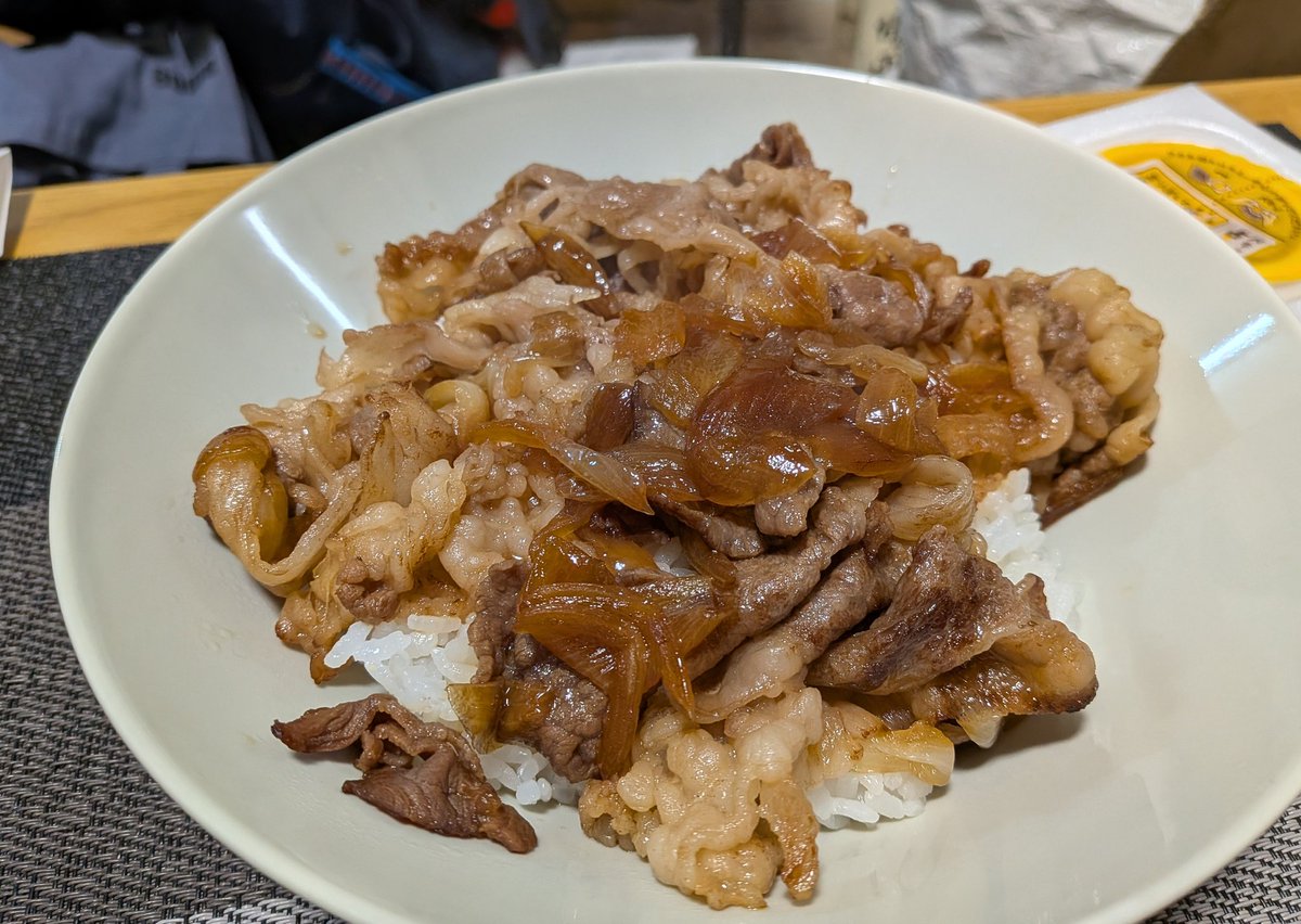 Fukuchi_sts's tweet photo. 米1合、牛肉100g、玉ねぎ、割り下
全て国産で実費400円
作るのに8分

牛丼屋破産待ったなしだ。
今から肉を仕入れに行こう。 https://t.co/6IFmivcHY4