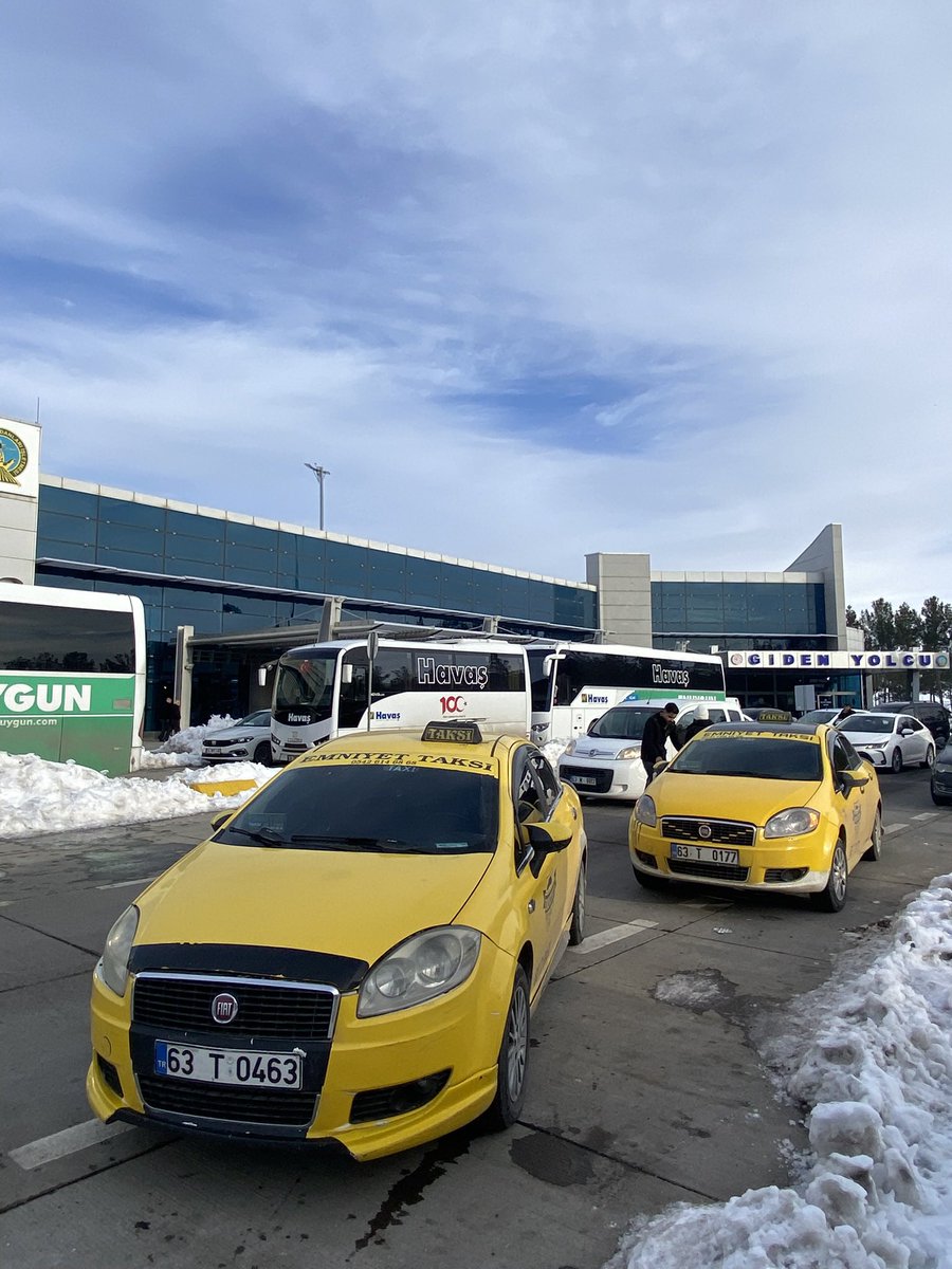 🚕 Emniyet Taksi olarak siz değerli müşterilerimize güvenli, konforlu ve zamanında ulaşım hizmeti sunuyoruz.
Günün her saati, gece–gündüz demeden; yağmurda, karda, zorlu hava şartlarında bile yanınızdayız. Deneyimli şoförlerimiz, temiz ve bakımlı araçlarımızla yolculuğunuzu